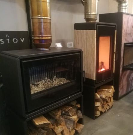 фото Печь-камин Астов Куб ПК 4581 в камне с дровником 