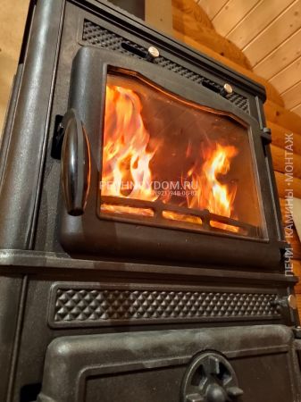 фото Чугунная печь с варочной поверхностью Дача