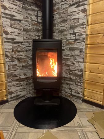 фото Печь-камин чугунная Plamen Aria на ножке